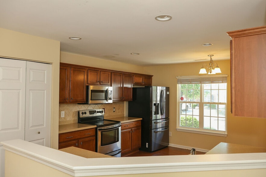 Building Photo - 8843 Thornton Town Pl