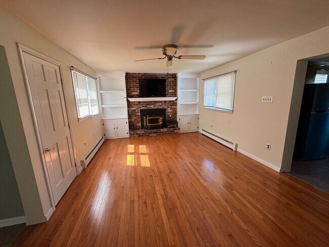 Building Photo - Lower Gywnedd 3 Bedroom 1.5 Bath Colonial in Penllyn Pa $2,750/month