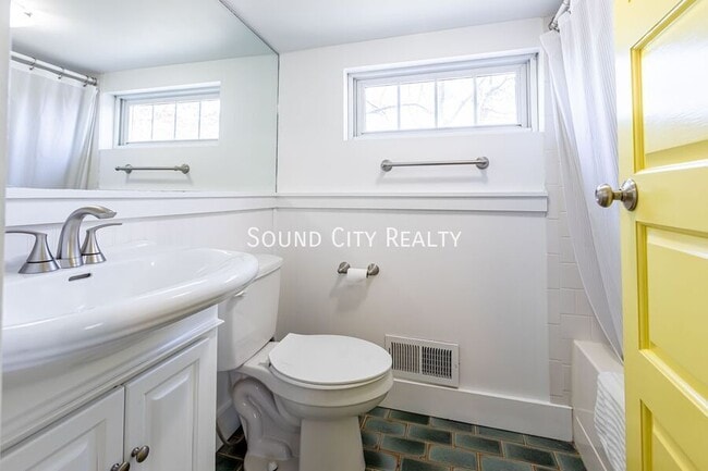 Building Photo - 310 S 7th St