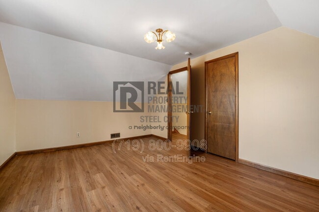 Building Photo - 512 W 10th St