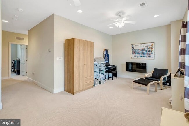 Building Photo - 711 McKenzie Ave