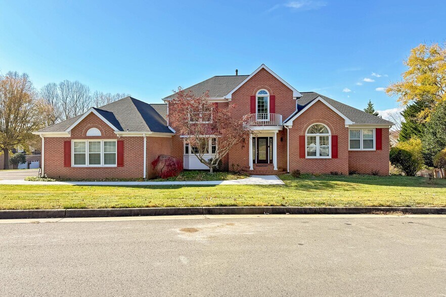 Primary Photo - 1300 Pinstripe Ct