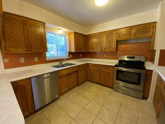 Building Photo - 3 Bedroom Single Story Home Available Near...