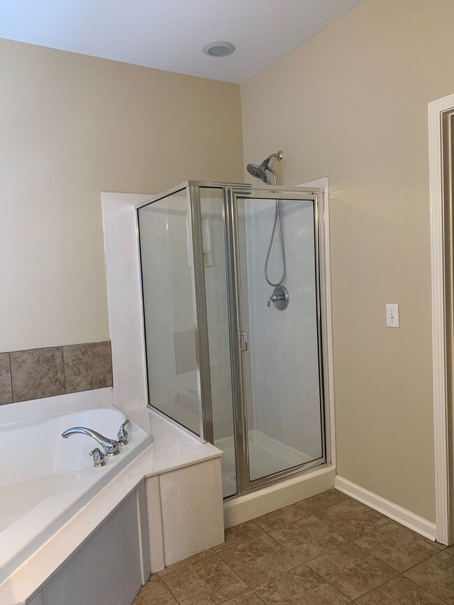 Building Photo - Move-in Ready 5 bedroom, 3.5 bath house lo...