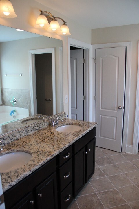 Building Photo - Beautiful move-in ready located in the Mil...