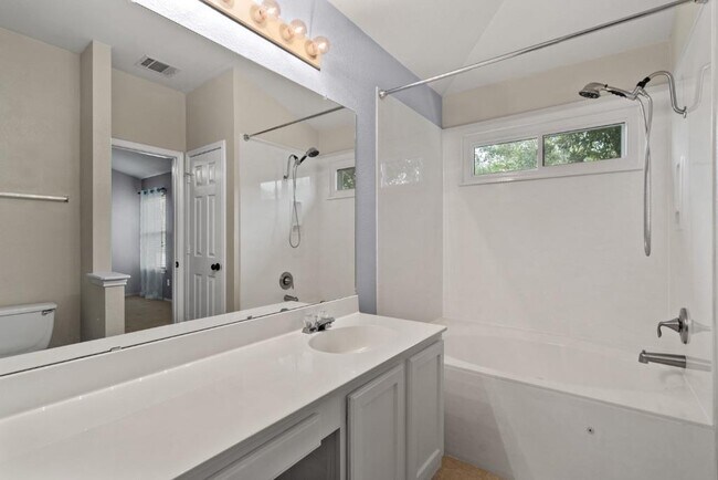 Building Photo - 2704 Greenlee Dr