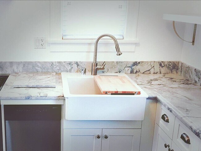 Building Photo - Adorable 1 bed / 1 bath Apartment in the Heart of Echo Park with In-Unit Laundry, Parking & Priva...