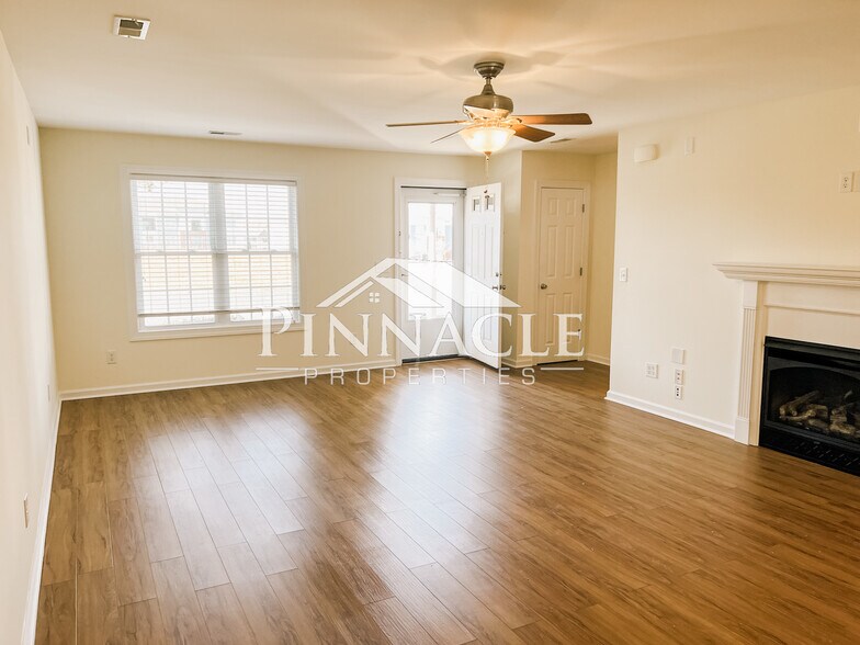Building Photo - 208 Colonnade St