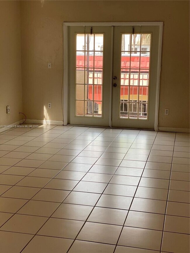 Building Photo - 10901 N Kendall Dr