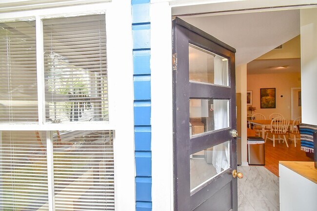 Building Photo - 7 Dupont Ln