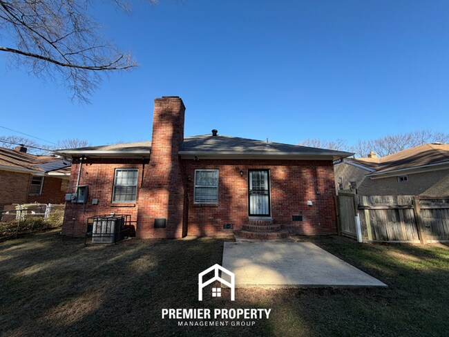 Building Photo - Spacious 3BR Memphis Home w/ Hardwood Floors, Open Kitchen & Fenced Yard