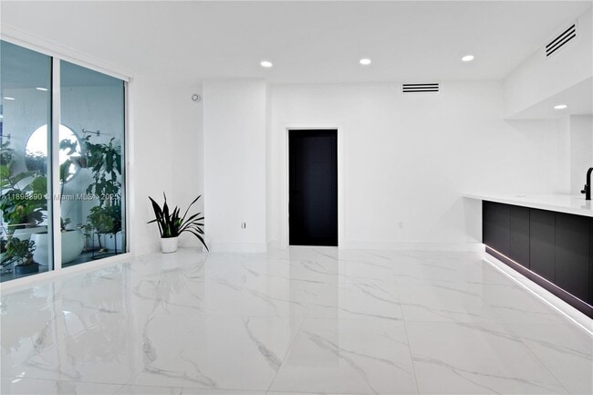 Building Photo - 1800 N Bayshore Dr