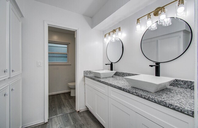 Building Photo - 674 Ravensworth Dr