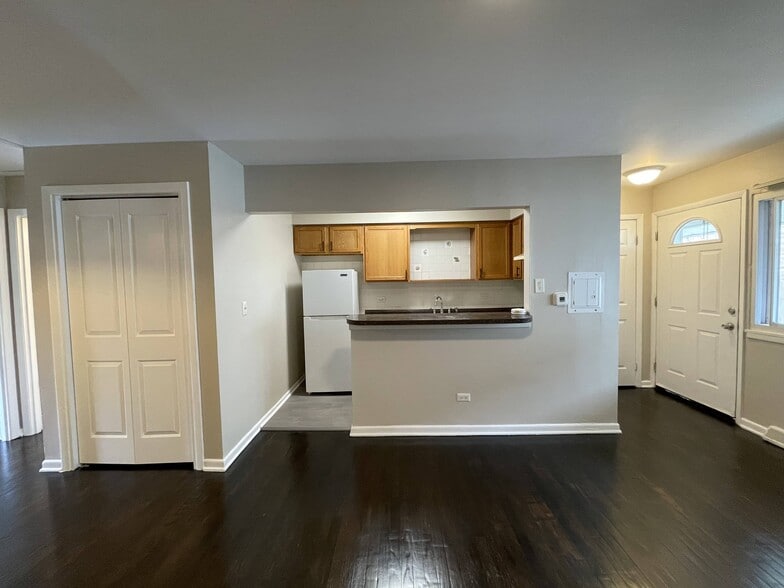 Building Photo - 565 Sidney Ave