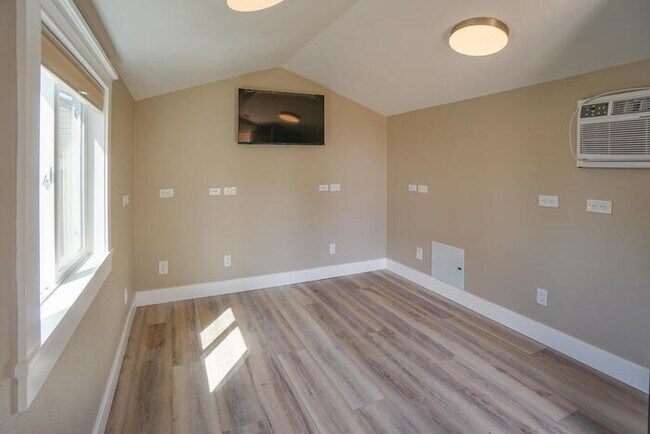 Building Photo - BEAUIFUL RAMBLER IN SOUTHVIEW HEIGHTS