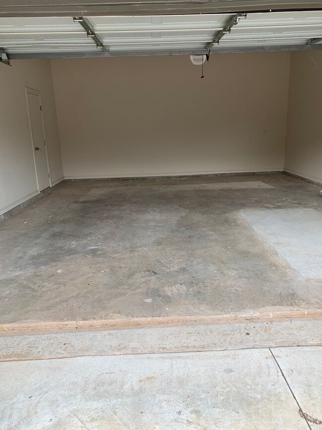 Building Photo - 3 bed, 2.5 bath home in the Enclave