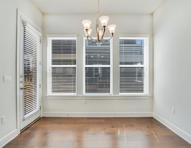 Building Photo - PRELEASING FOR BEGINNING OF JUNE! Walking Distance to Fun, Food and Friends!