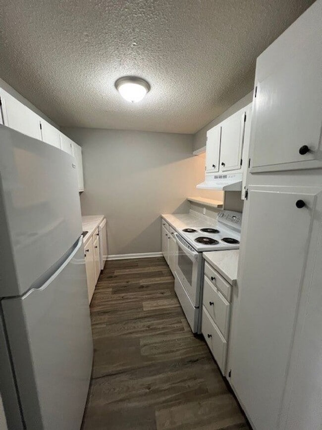 Building Photo - Newly Renovated 1B/1B Apartment in Lake Ch...