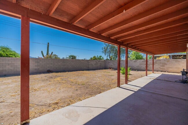 Building Photo - 3 bed/2bath home with large backyard.