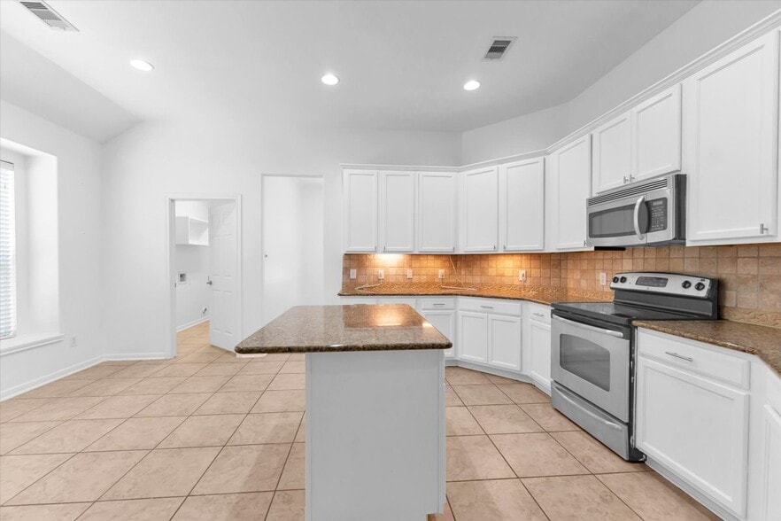 Building Photo - 14823 Yellow Begonia Dr