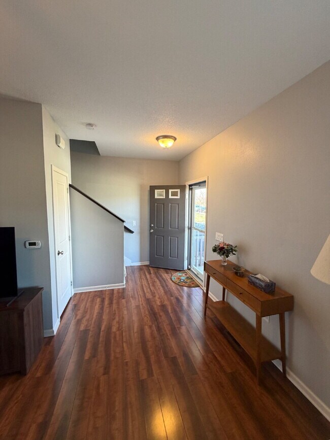 Building Photo - Charming 3-Bed 2.5-Bath Townhouse with Granite Finishes Near Jordan Creek Town Center