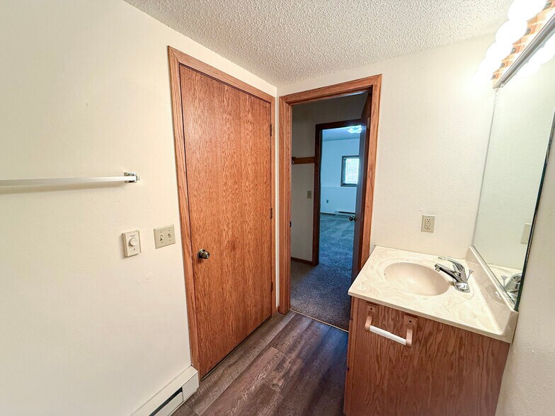 Building Photo - 2820 Edgewood Dr