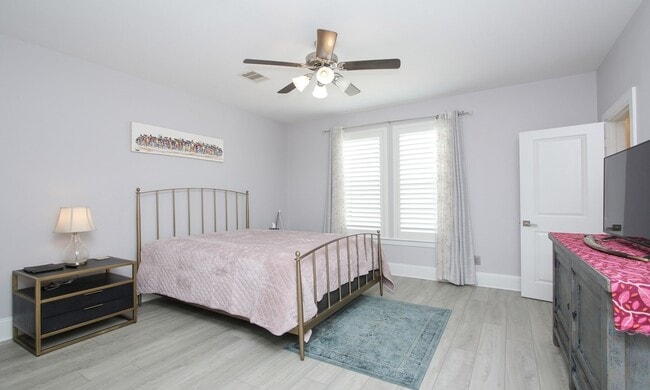 Building Photo - 15 E Breezy Way