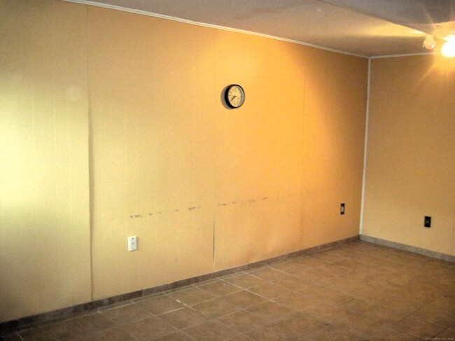 Building Photo - 11 Camelot Dr