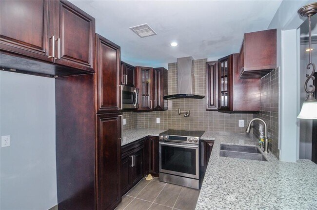 Building Photo - 2832 S Bartell Dr