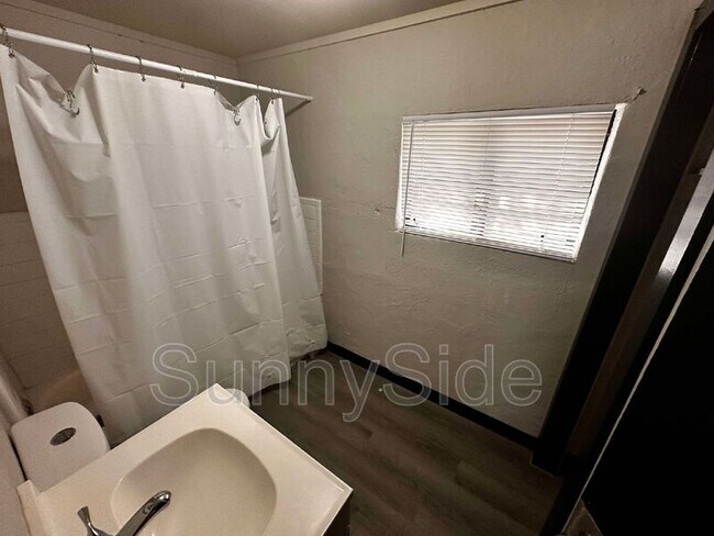 Building Photo - 8105 W Colonial Dr