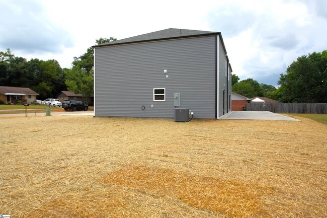 Building Photo - 404 Sierra Rd