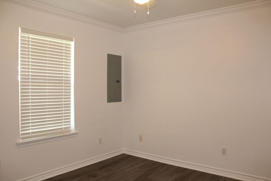 Building Photo - 2575 W Denman St
