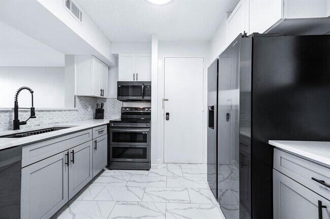 Building Photo - 5001 Woodway Dr