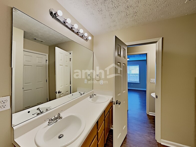 Building Photo - 705 St Charles Ave