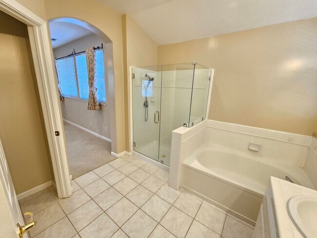 Building Photo - Charming 4 Bed 3 Bath Townhome near Santana Row Available Now!!