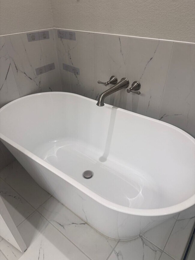 Building Photo - 3/2/2 Cozy Kitchen - Huge Closets - Tub in...