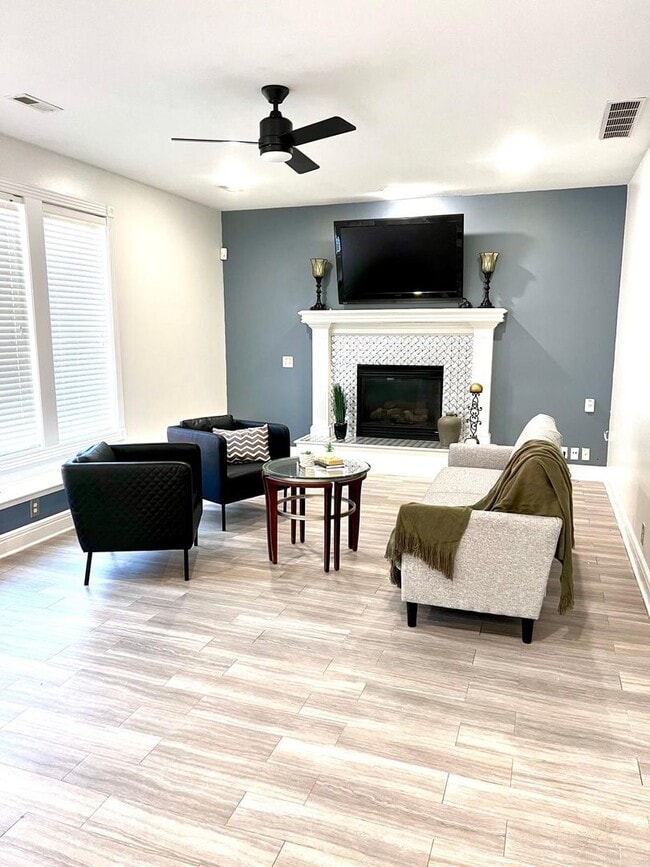 Building Photo - COMING SOON!! HUGE Northland 4 Bed 2.5 Bat...