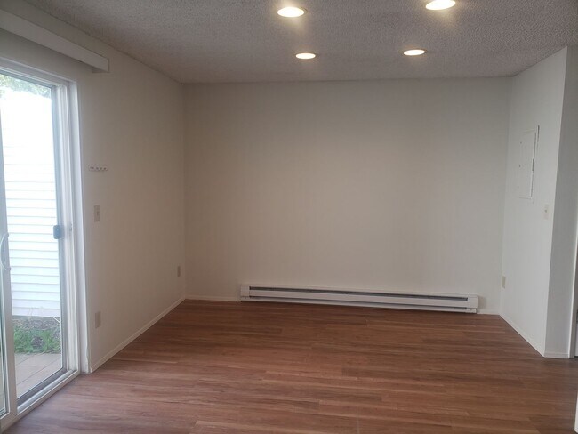 Building Photo - Spacious Townhouse with Two Car Garage!