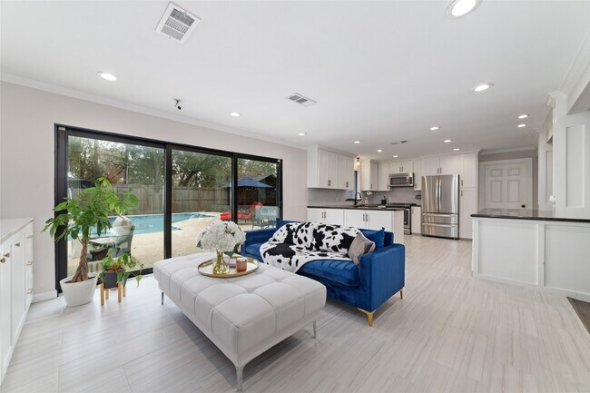 Building Photo - 10607 Chimney Rock Rd