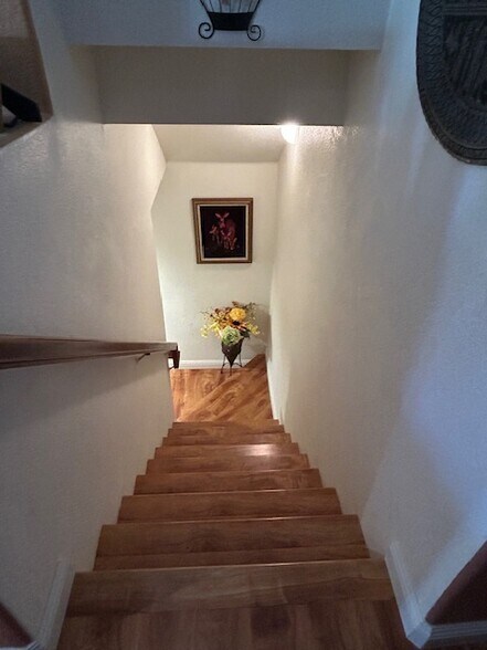 Building Photo - 1020 S San Marino Way