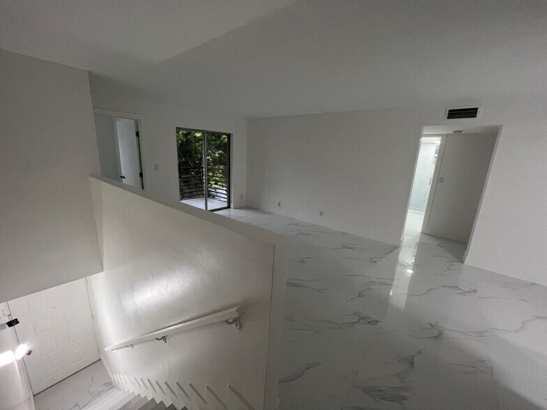 Building Photo - 505 Gardens Dr