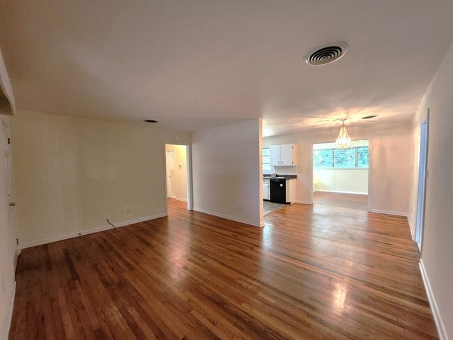 Building Photo - Charming 4 bedroom home for rent close to hospitals with wood floors. Available early August 2026...