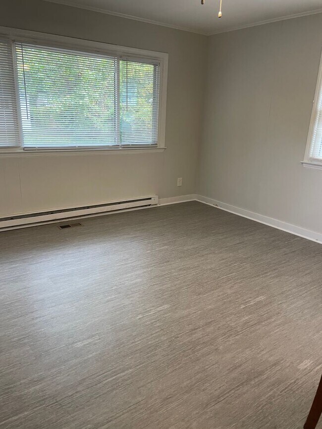 Building Photo - Updated 3 Bedroom- Convenient to Restaurants, Cone Hospital & Wendover Ave