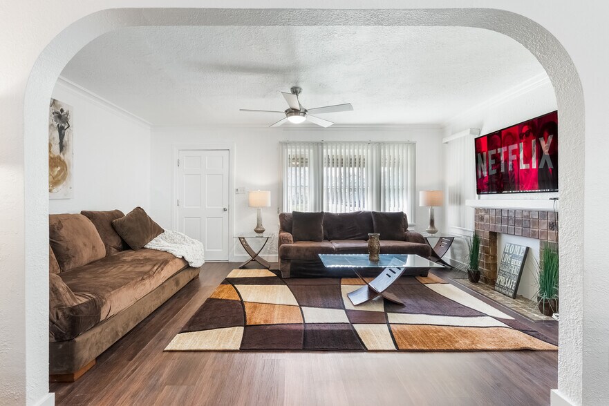 Building Photo - 2509 W 73rd St