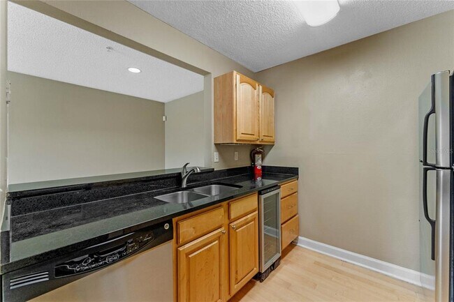 Building Photo - 2025 Dixie Belle Dr