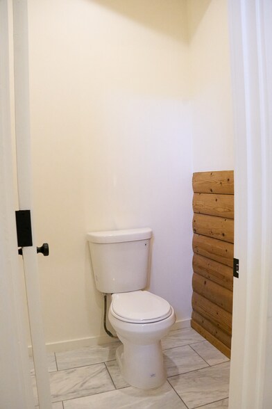 Master Bathroom - 373 Loftyhill Dr