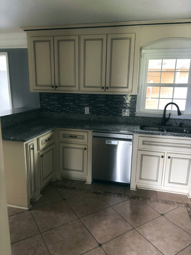 Building Photo - 82 Oliver Dr