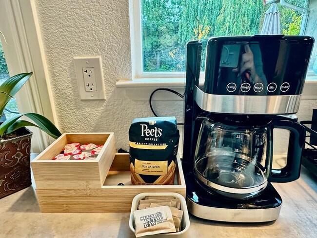 Building Photo - 6505 Skyfarm Dr