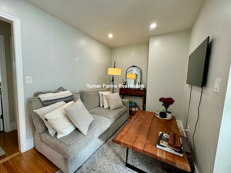 Building Photo - 91 Hudson St