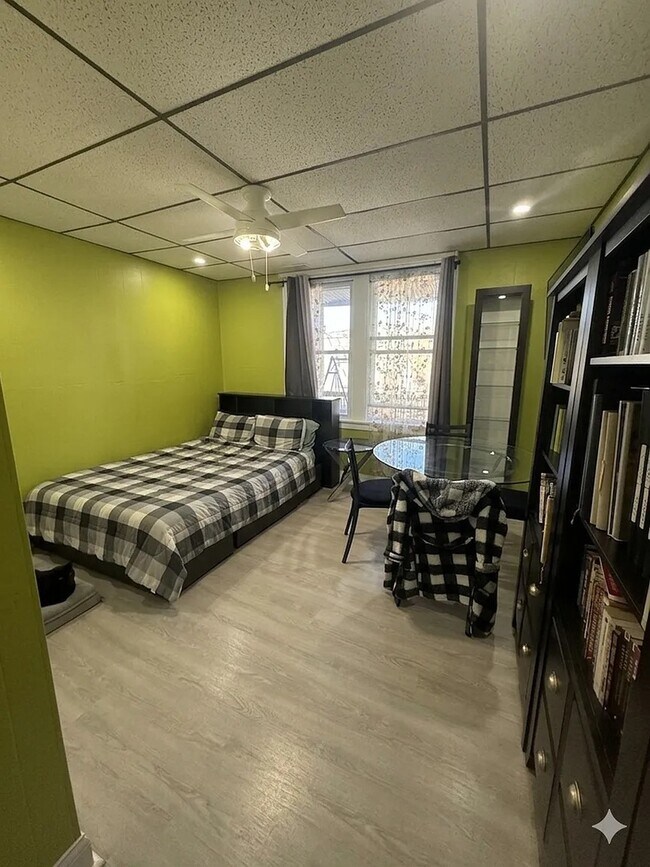 Building Photo - 1812 W Erie St